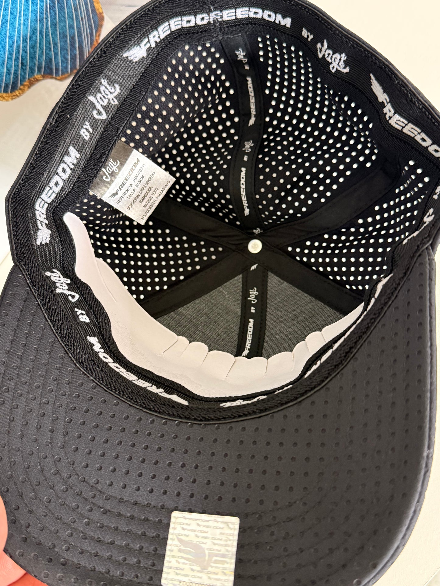 Gorra Transpirable con Micro Perforado Freedon By Jagi Caps - Negra KCN62