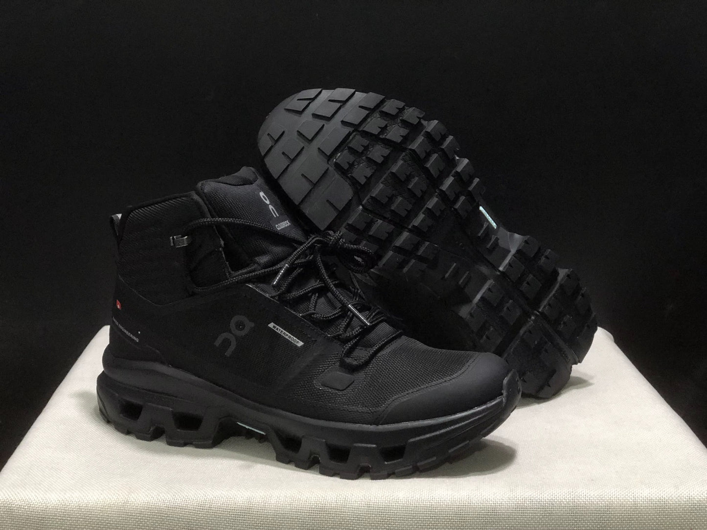 Tenis On-Cloudrock 2 Waterproof/ Full Negro K330