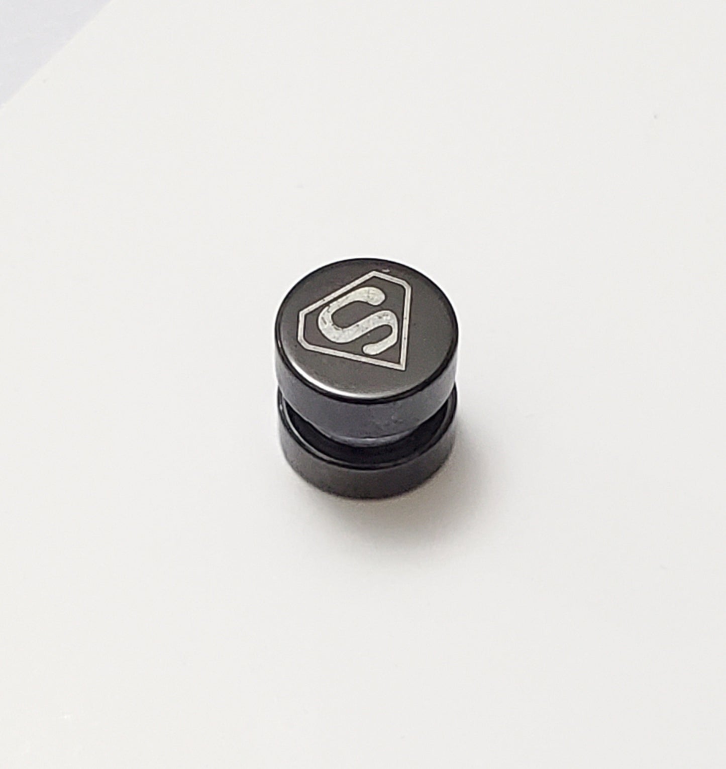 Par Arete de Imán Diseño Super Man 8mm K323